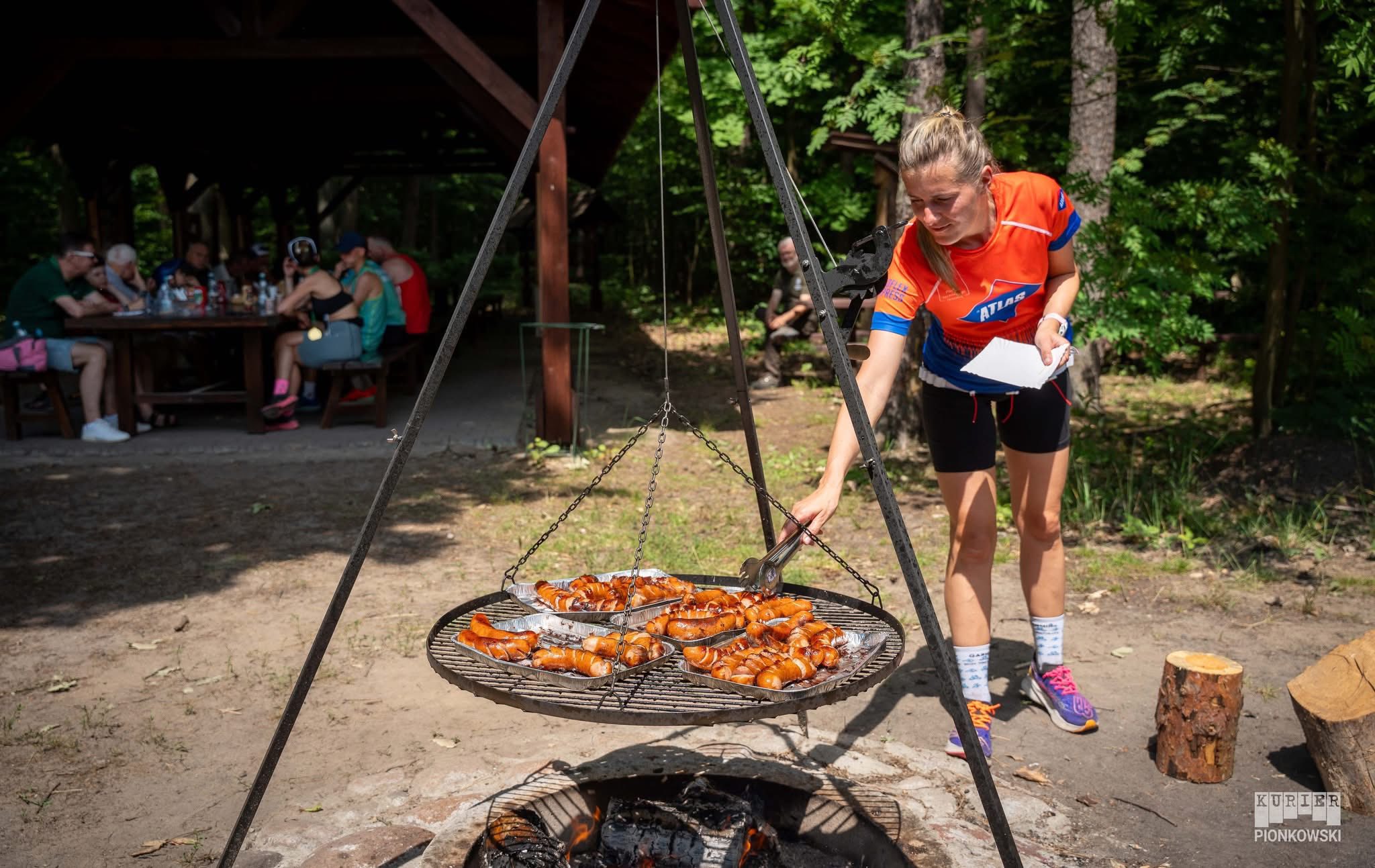 na zdjęciu uczestniczka przy grillu 