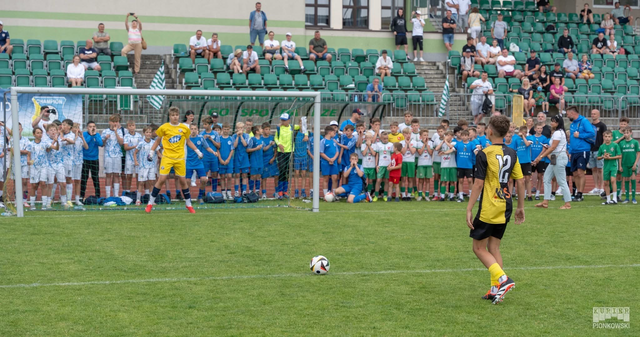 na zdjęciu zawodnik oddający strzał na bramkę